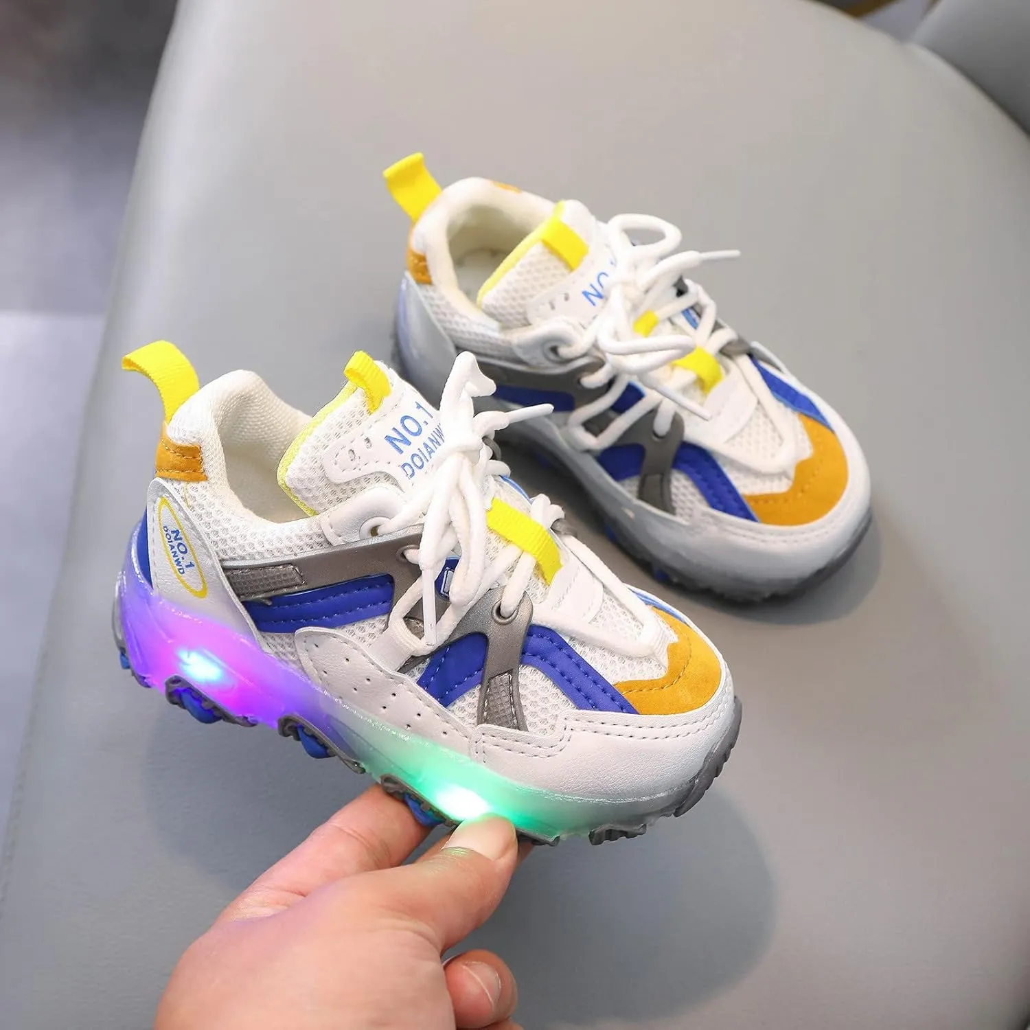 Sneakers for Girls Ventilated Sports Shoes for Boys and Girls LED Light Light Up Running Shoes Soft Soled Light Up Shoes